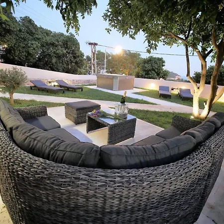 Holiday home Festina Lente *